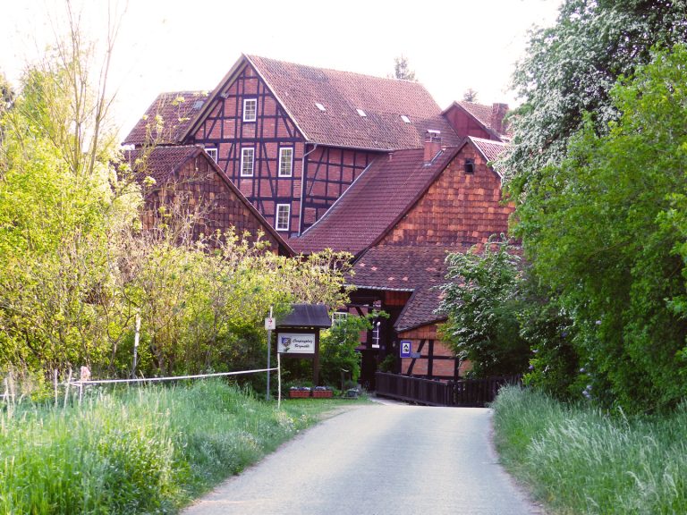 Das Mühlengebäude mit alter Wassermühle