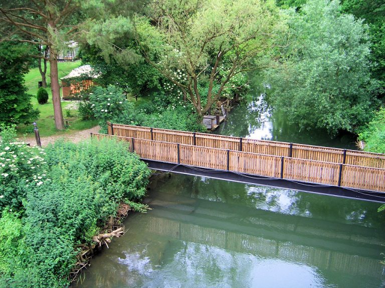 Die Brücke über dem Mühlengraben führt zu den sanitären Anlagen