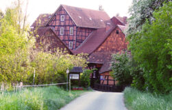 Das Mühlengebäude mit alter Wassermühle Das Mühlengebäude mit alter Wassermühle
