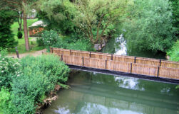 Die Brücke über dem Mühlengraben führt zu den sanitären Anlagen Die Brücke über dem Mühlengraben führt zu den sanitären Anlagen